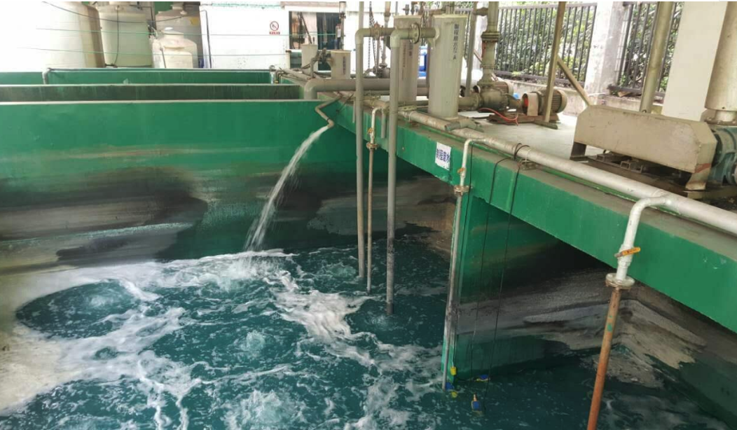 （圖：電鍍廢水泡沫現(xiàn)場）