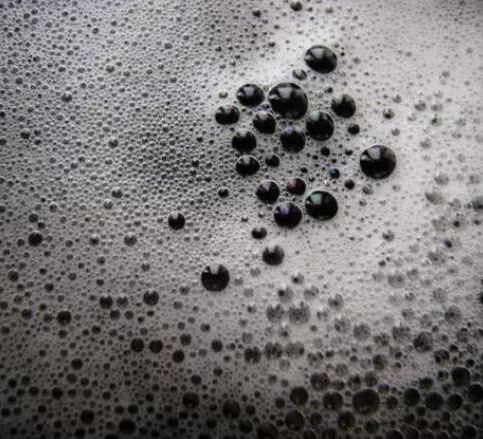 (圖:切削液泡沫)