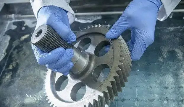 (圖:金屬清洗現(xiàn)場)