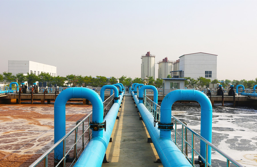 (圖:造紙廢水泡沫池)