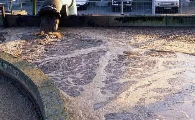 (圖:垃圾滲濾液污水泡沫)