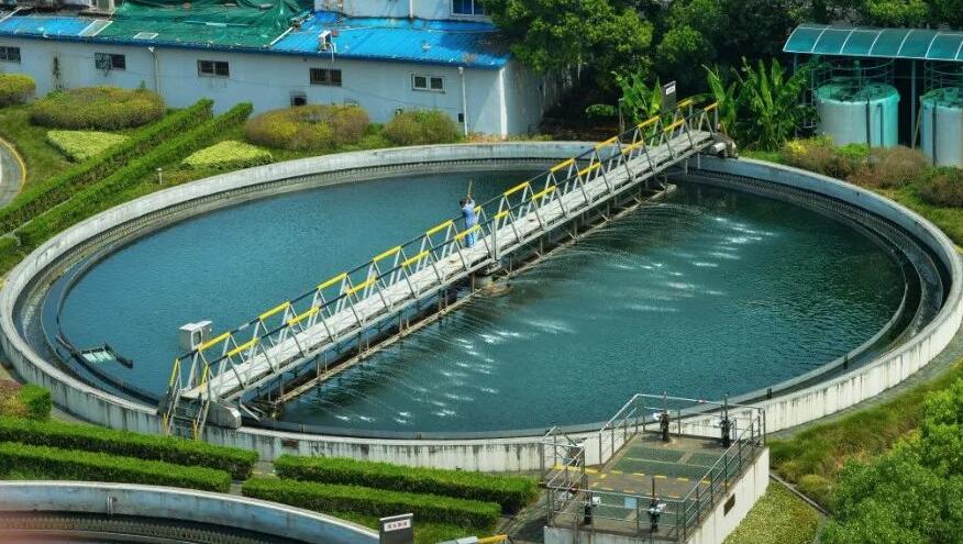 (圖:工業(yè)廢水污水池)