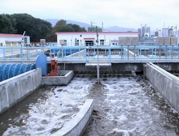 (圖:工業(yè)廢水起泡現(xiàn)場)